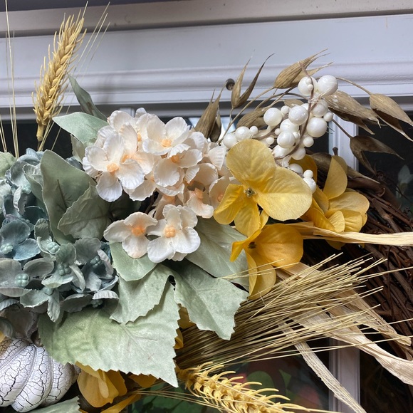 18” Fall grapevine wreath - Picture 4 of 8